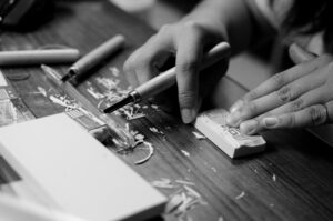 Création artisanale d’un sceau chinois avec gravure sur pierre et outils traditionnels