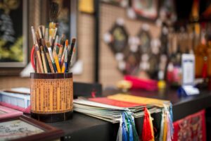 Atelier céramique et émaux inspiré de l’art asiatique avec bols, pinceaux et pièces artisanales