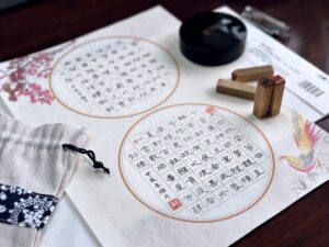 Sceaux chinois traditionnels en pierre avec pâte rouge et papier de calligraphie