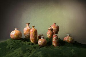Pièces de céramique avec émaux et textures inspirées de l’art asiatique
