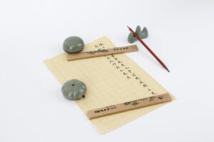 Loisirs créatifs zen avec atelier de céramique artisanale et calligraphie à l’encre