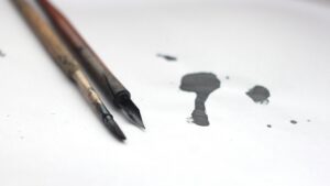 Cours de calligraphie chinoise avec pinceau, encre noire et papier traditionnel