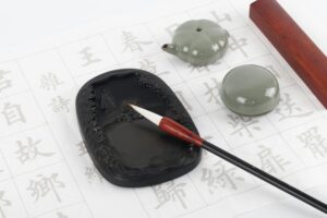 Art zen avec calligraphie chinoise, pinceaux, encre et céramique artisanale